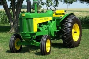 10 Antique John Deere Tractors_ Pictures & History (1)
